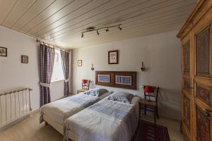 - une chambre avec deux lits et un plafond en bois dans l'établissement Gîte La Glycine, à Cosswiller