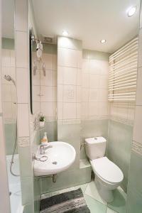 Kúpeľňa v ubytovaní Apartamenty EverySky - 1 go Maja 35A-35B
