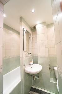 Kúpeľňa v ubytovaní Apartamenty EverySky - 1 go Maja 35A-35B