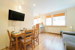 Televízia a/alebo spoločenská miestnosť v ubytovaní Apartamenty EverySky - 1 go Maja 35A-35B