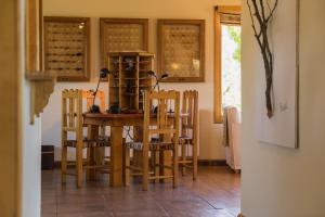 comedor con mesa y algunas sillas en Challhuaquen Lodge en Trevelín