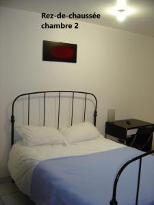 Ένα ή περισσότερα κρεβάτια σε δωμάτιο στο JARDIN FLEURY