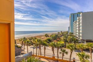 desde el balcón de un edificio con vistas a la playa en Oversized Ocean View Queen Suite with Beautiful Fireplace and Accents - Sleeps 4 Guests!, en Myrtle Beach