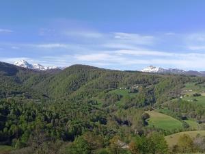 Blick auf ein Tal mit schneebedeckten Bergen in der Unterkunft Les Granges de La hulotte, la hulotte in Lies