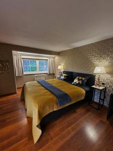 een slaapkamer met een groot bed en een raam bij Manoir du bois des rêves in Lacroix