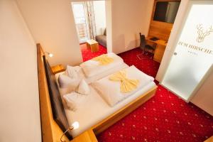 Postel nebo postele na pokoji v ubytování Hotel zum Hirschen
