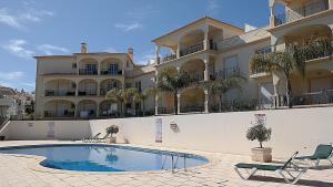 una casa grande con piscina frente a ella en São Vicente By Albufeira Rental, en Albufeira