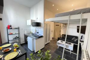 een klein appartement met een keuken en een hoogslaper bij Petit Bijou CentreVilleBailleLa Timone Netflix in Marseille