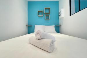um quarto com uma cama com uma toalha em Le Petit Nid WifiNetflix LongchampGare SCNF em Marselha