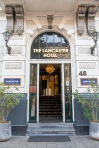 un edificio con entrada al hotel Lancaster en The Lancaster Hotel Amsterdam en Ámsterdam