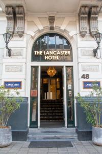 - un bâtiment avec l'entrée de l'hôtel lancaster dans l'établissement The Lancaster Hotel Amsterdam, à Amsterdam