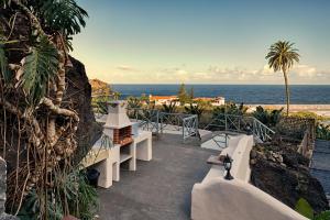 a patio with a view of the ocean at Casa Naranja in Garachico