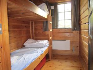 Двухъярусная кровать или двухъярусные кровати в номере Stuga Sälen Kläppen 5 bäddar uthyres veckovis Söndag - Söndag