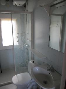 a bathroom with a shower and a toilet and a sink at Stuga Sälen Kläppen 5 bäddar uthyres veckovis Söndag - Söndag in Sälen