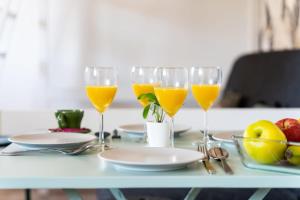 a table with three glasses of orange juice at NatureHomeSpacieux-CentreVilleClimWifiNetflix in Marseille