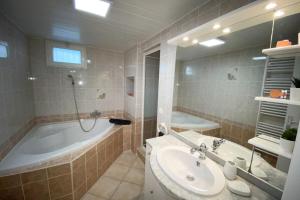 La salle de bains est pourvue d'une baignoire et d'un lavabo. dans l'établissement ☆ L'évasion En Provence ☆ Clim-Wifi-Netflix ☆, à Carnoux-en-Provence