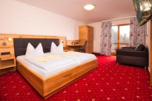 Postel nebo postele na pokoji v ubytování Hotel zum Hirschen
