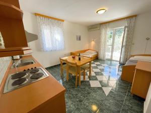 cocina con fogones y mesa en una habitación en Villa Ljiljana, en Jadranovo