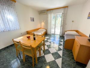 Habitación pequeña con mesa y 2 camas en Villa Ljiljana, en Jadranovo