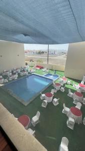 Vaizdas į baseiną apgyvendinimo įstaigoje Ibra Plaza Hotel arba netoliese
