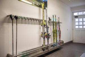 um grupo de esquis e bastões de esqui numa prateleira num quarto em Runcac Apt Gomina em San Vigilio Di Marebbe