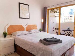 ポルティマンにあるA Minha Casa na Praia da Rochaのベッドルーム1室(大型ベッド1台、タオル付)
