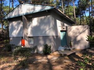 una pequeña casa en medio de un bosque en Lacanau Ocean : Maison de vacances dans la Pinede, en Lacanau