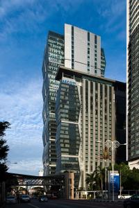 un gran edificio con un logotipo en Ascott Sentral Kuala Lumpur, en Kuala Lumpur