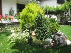 Um jardim em Slavina Guest House