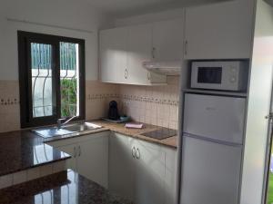 A kitchen or kitchenette at Santa Barbara by Placida Mar