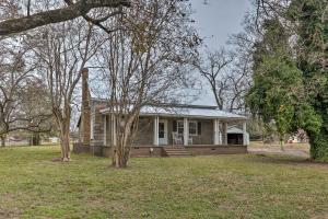a small house with a porch in a yard at 2 Mi to Lake Hartwell Charming Southern Cottage in Anderson