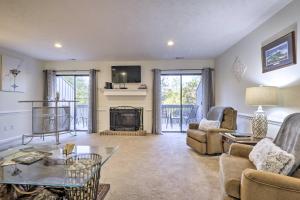 uma sala de estar com um sofá e uma lareira em Modern Townhome with Deck and Golf Course Views! em Pinehurst