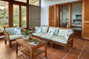 porche con sofá, sillas y mesa en Casa Naranja, en Garachico