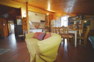 salon z żółtą kanapą i kuchnią w obiekcie Etna Rooftop Apartment w mieście Pedara +25 zdjęć