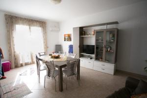 Televízia a/alebo spoločenská miestnosť v ubytovaní Holiday home Villetta Le Dune