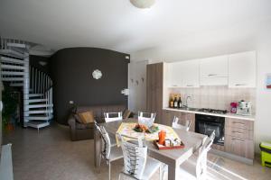 Kuchyňa alebo kuchynka v ubytovaní Holiday home Villetta Le Dune
