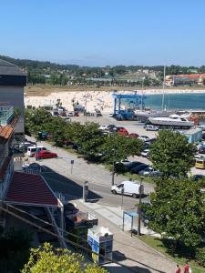 - Vistas a una playa con puerto deportivo y barcos en Piso en Portonovo con vistas a la playa, en Sanxenxo