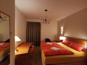 una stanza d'albergo con un letto e uno specchio di Wohnung München a Neufahrn bei Freising