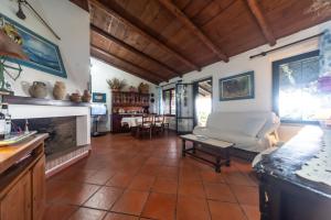 een woonkamer met een bank en een open haard bij Villa Monica in Costa Rei