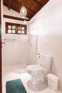 カライーバにあるPousada Habitat Caraivaの白いバスルーム(トイレ、シャワー付)