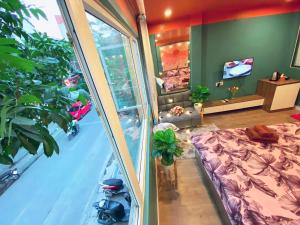 ein Wohnzimmer mit einem großen Fenster und einem Sofa in der Unterkunft May - STREET VIEW 02-4 sđt 09756-59323 in Hanoi
