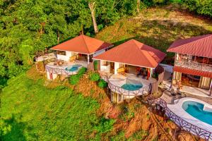 eine Luftansicht eines Hauses mit Pool in der Unterkunft Akua Suites Ocean View in Tarcoles