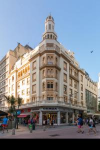 un gran edificio con una torre de reloj encima en Depto moderno 2 Amb en Palacio Árabe en Mar del Plata