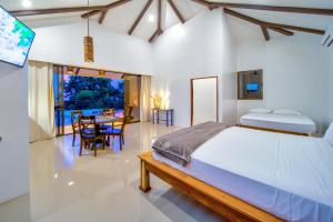 Postel nebo postele na pokoji v ubytování Akua Suites Ocean View + 37 fotografií