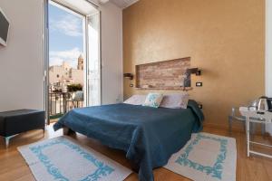 sypialnia z łóżkiem i dużym oknem w obiekcie Marina Di Castello w Cagliari