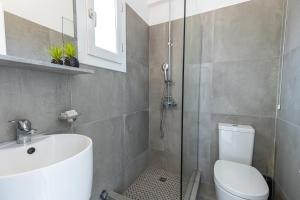 Koupelna v ubytování Akrotiri Hotel