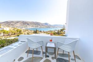 balcón con 2 sillas y vistas al océano en Akrotiri Hotel en Parikia