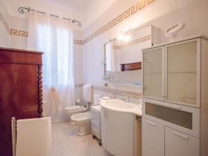 A bathroom at Villa Bellini Room&Breakfast Még 36 kép