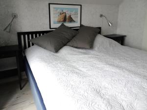 Säng eller sängar i ett rum på 1A, Stuga med 50m till strand