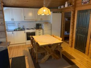 Kuchyň nebo kuchyňský kout v ubytování Stuga Sälen Kläppen 5 bäddar uthyres veckovis Söndag - Söndag